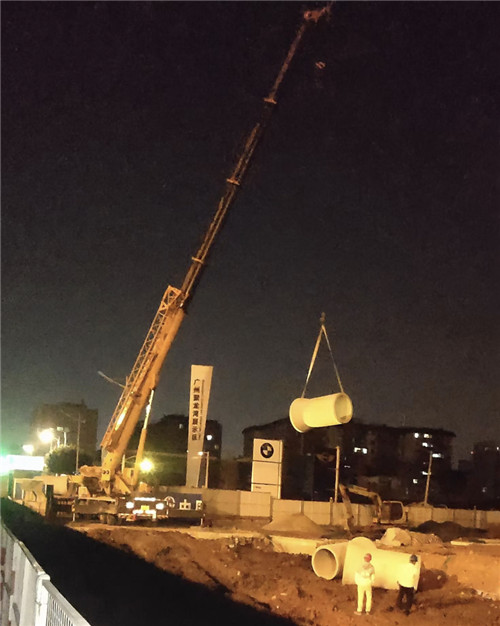 项城市“弯臂矫正”—— 吊车的 “形变补偿” 技术